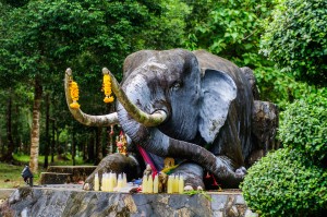 Каменный слон на въезде к храму.