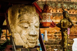 Лик Будды в храме Wat Jetlin.