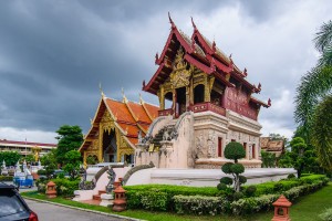 Хотрай храма Wat Prasingh (на переднем плане) и вихан (на заднем).