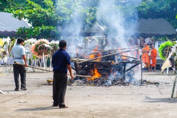 Ритуальное сожжение умершего, храм That Foon, Вьентьян, Лаос