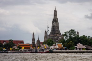 Вид на Wat Arun с противоположной стороны Чаопрайи.