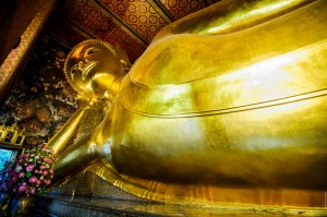 Лежащий Будда в храме Wat Pho, Bangkok.
