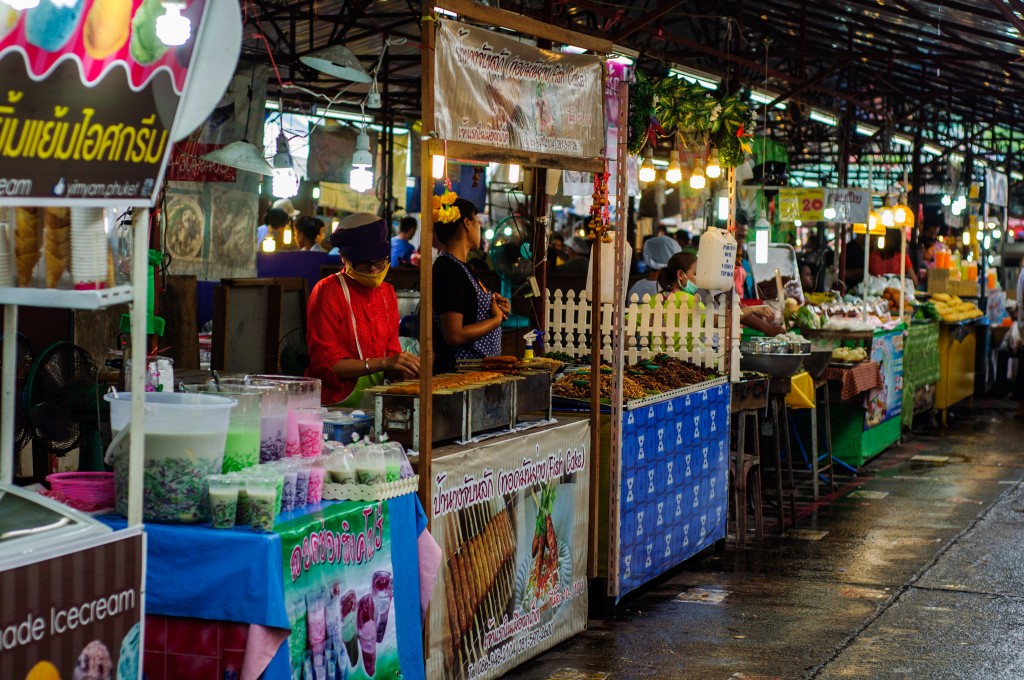 Ночной рынок в Пхукет-тауне.