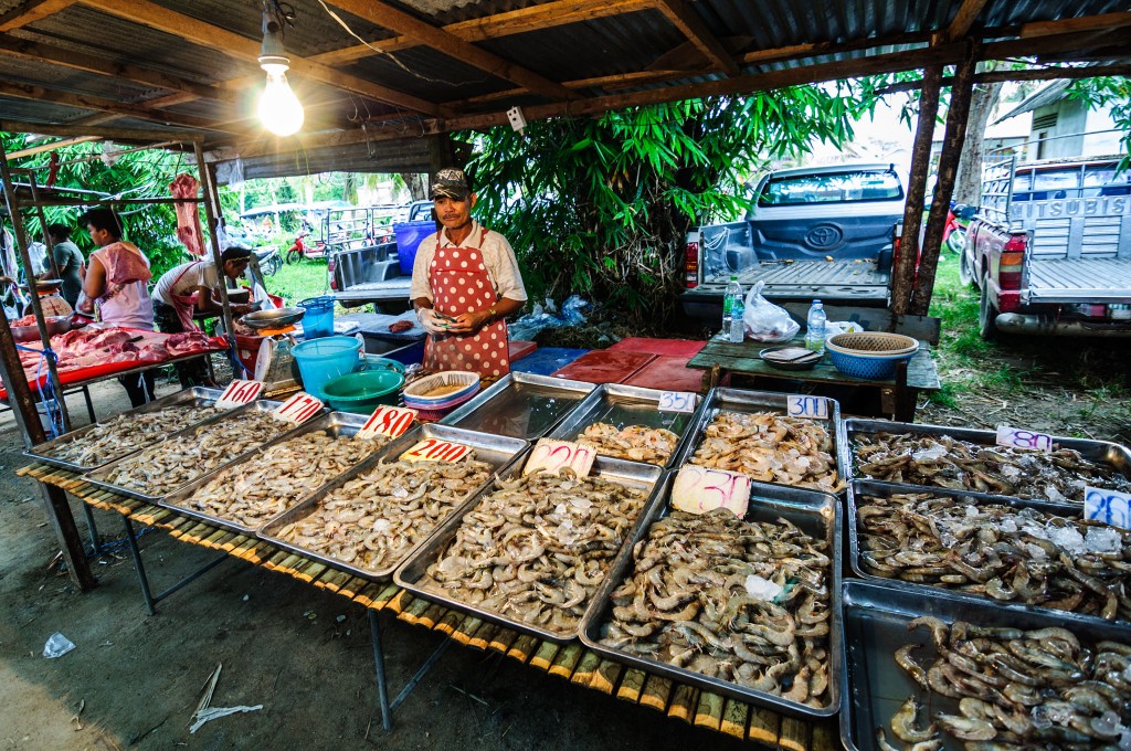 Вечерний рынок на Soi Nam Jai, Rawai, Phuket.