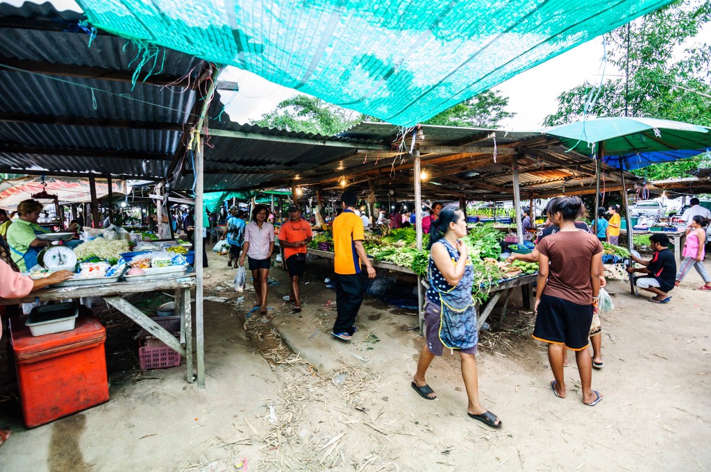 Вечерний рынок на Soi Nam Jai, Rawai, Phuket.