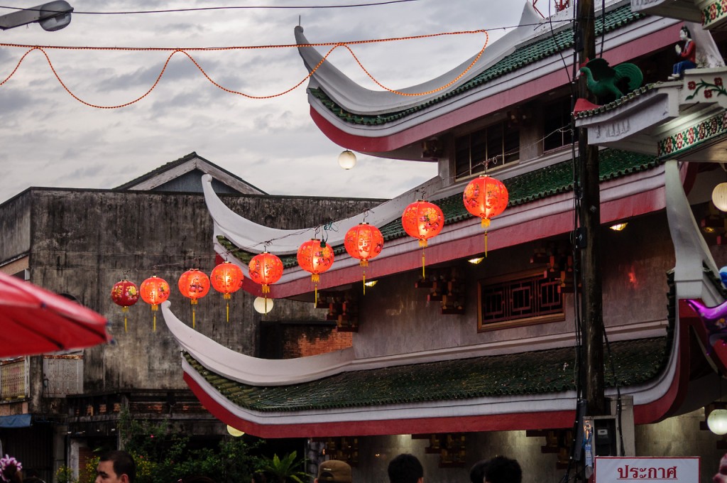 Китайские фонарики вдоль Kathu shrine (Nai Tu Dtao Bu Geng)