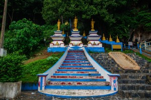 Golden Monks At Wat Tham Seua (Wat Tham Seua, Краби, Таиланд.)