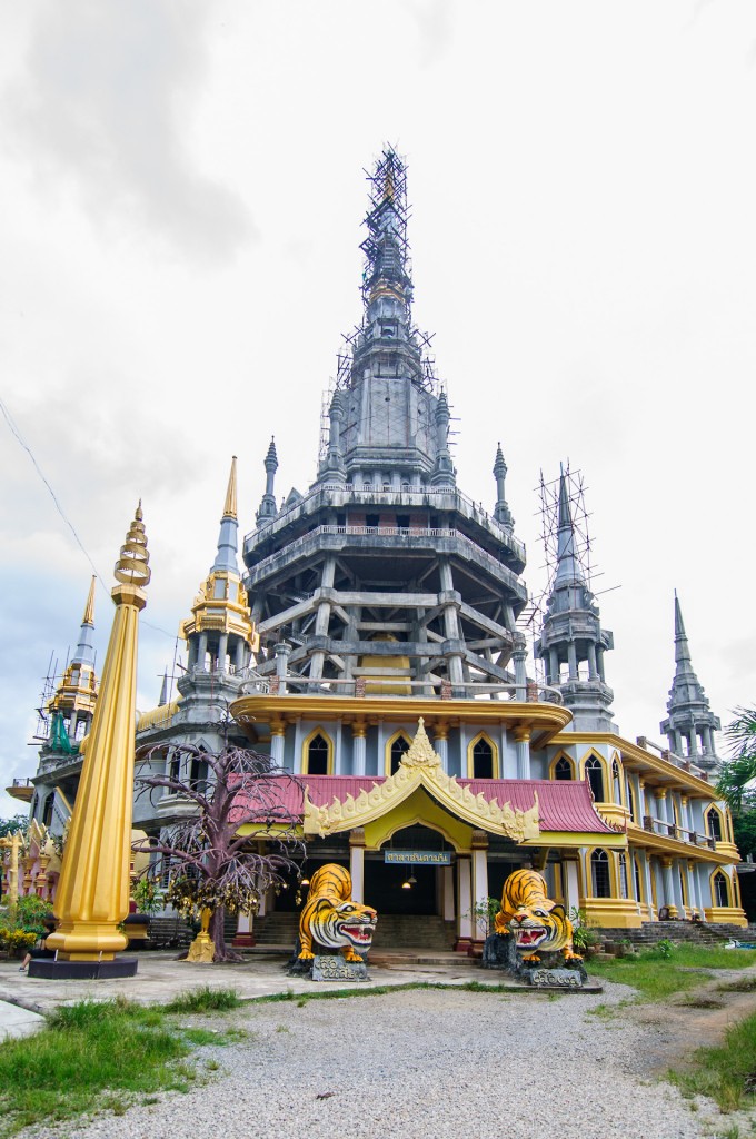 Vihan Of Wat Tham Seua (Wat Tham Seua, Краби, Таиланд.)