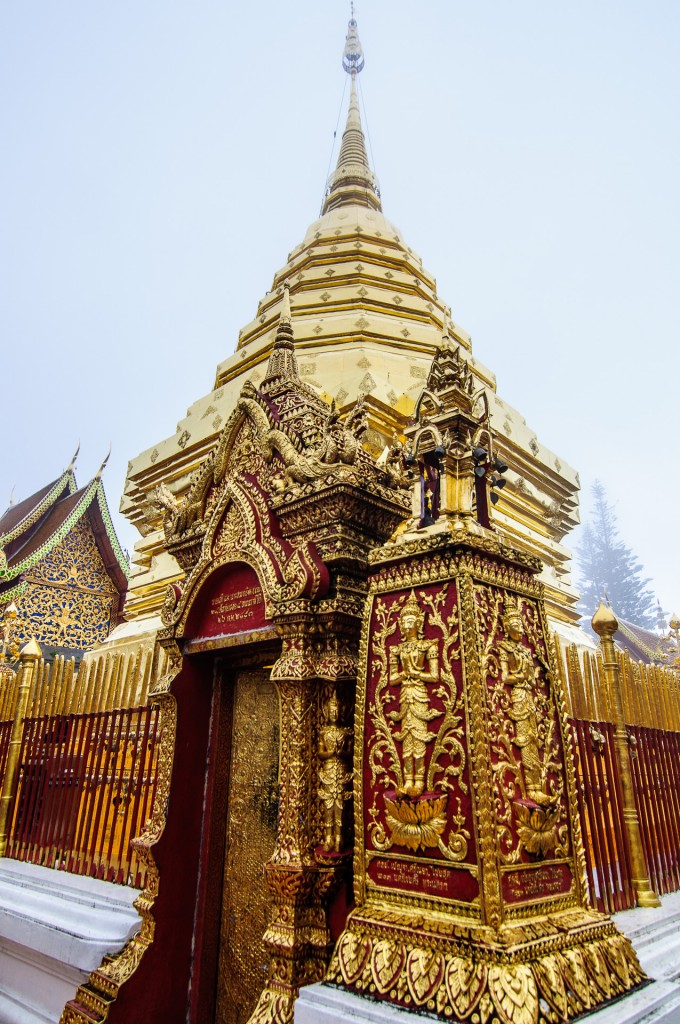 Doi Suthep Chedi (Wat Prathat Doi Suthep, Чианг Май, Таиланд.)