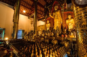 Wat Chediluang Varaviharn Buddhas (Wat Chediluang Varaviharn, Чианг Май, Таиланд.)