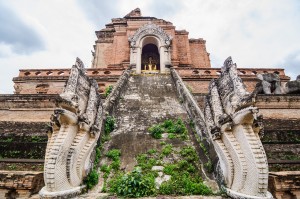 Wat Chediluang Varaviharn Ladder To Chedi (Wat Chediluang Varaviharn, Чианг Май, Таиланд.)