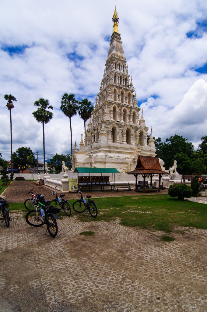 Чеди храма Wat Chedi Liam и велосипеды