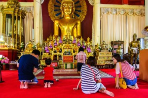 Wat Prasingh Chiang Mai People And Buddha (Wat Prasingh, Чианг Май, Таиланд.)