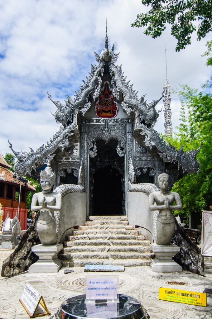 Wat Srisuphan Chiang Mai Woman Not Allowed Inside Main Vihan (Серебрянный храм, Wat Srisuphan, Чианг Май, Таиланд.)