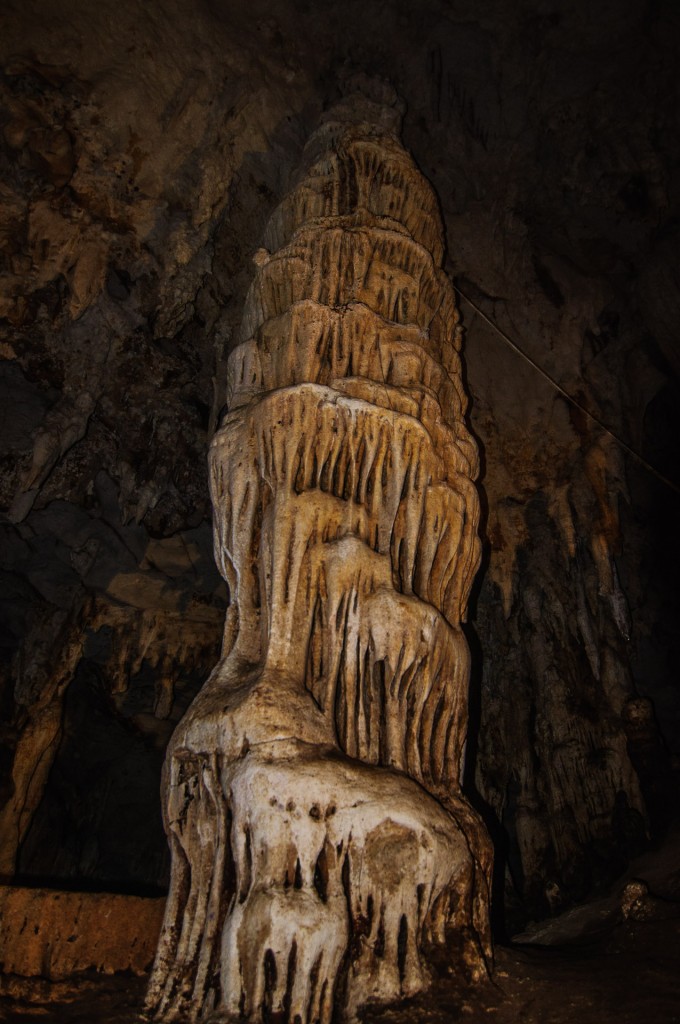 Очень мне текстура вот этого сталагмита понравилась. (Система пещер Tham Lod. Окрестности Пая, Таиланд.)