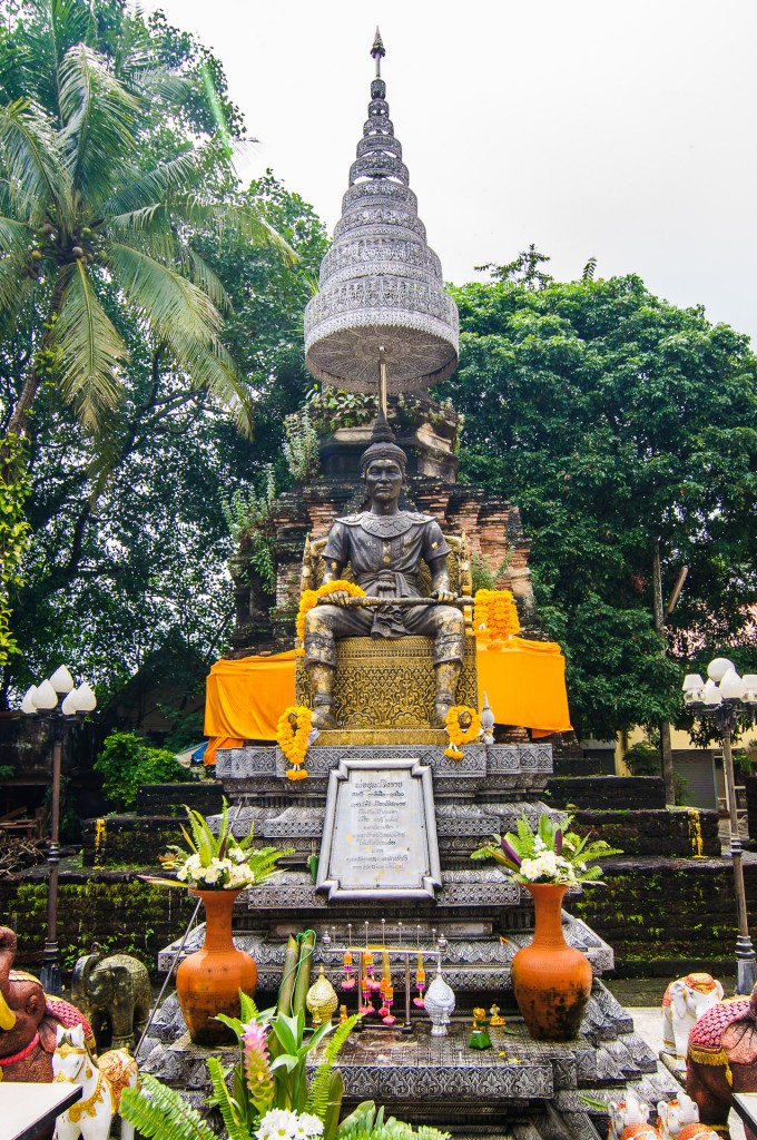 Wat Doi Ngam Muang King Mengrai (Wat Doi Ngam Muang и котики.)