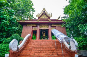 Вихан храма, в котором хранилась статуя изумрудного будды. (Wat Phra Kaew, храм изумрудного Будды, Чианг Рай)