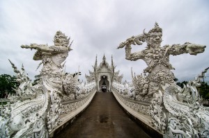 Встречающие войны на входе в Wat Rong Khun. (Белый храм или Wat Rong Khun. Чианг Рай, Таиланд.)