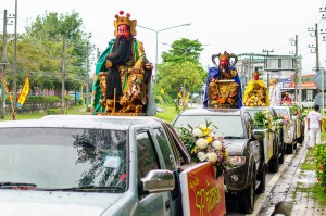 Cars With Idols (Вегетарианский фестиваль на Пхукете. Моё первое шествие.)