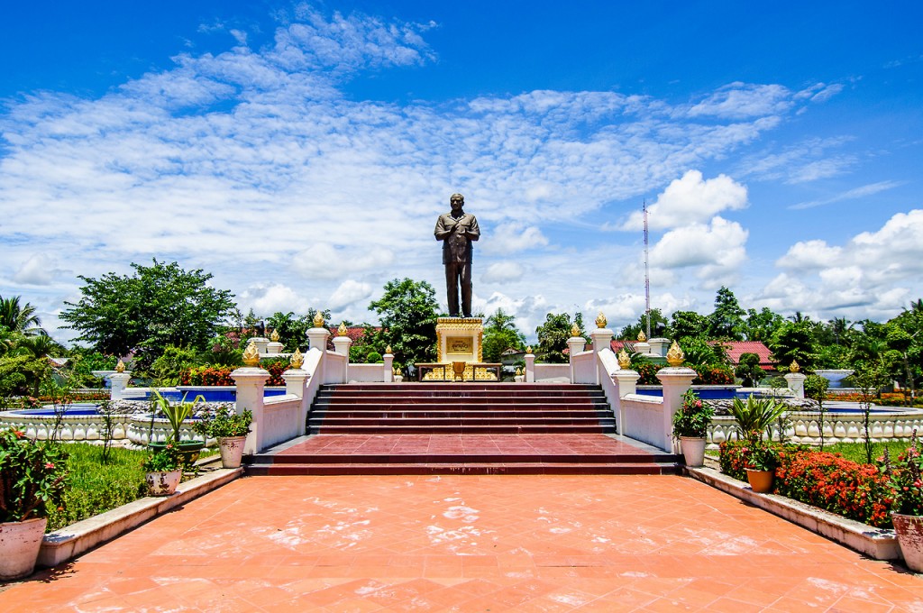Памятник Суфанувонгу - первому президенту Лаоса.