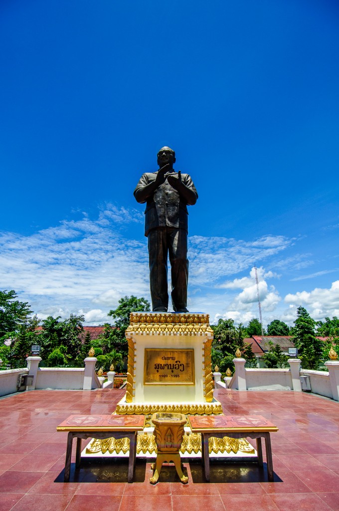 Памятник Суфанувонгу - первому президенту Лаоса.
