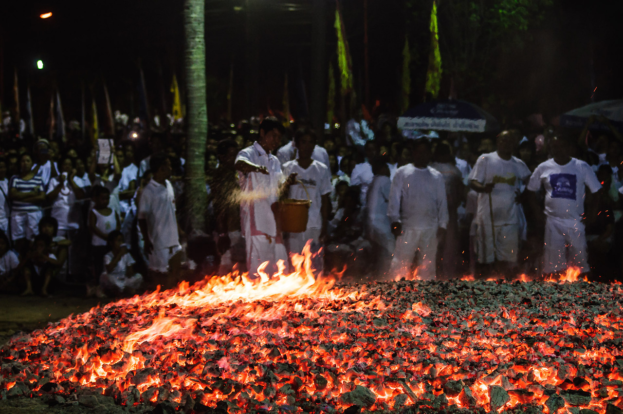 Сработавшие ритуалы. Панчамакара ритуал. Обряд очищения огнем. Обряды и ритуалы. Ритуальный обряд.