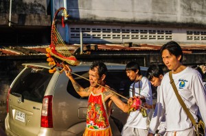 Phuket Vegeterian Festival Report Ma Song With Long Stick (Утреннее шествие. Вегетарианский фестиваль на Пхукете 2013.)