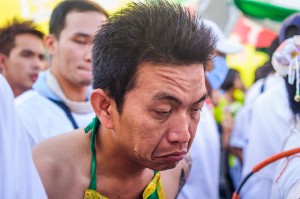 Phuket Vegeterian Festival Report Tired Guy (Утреннее шествие. Вегетарианский фестиваль на Пхукете 2013.)