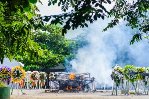 Cremation In Wat That Foon Laos (Wat That Foon и ритуальная кремация усопшего.)