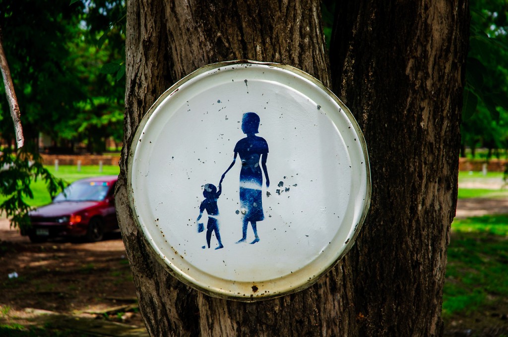 Дорожный знак 'Осторожно дети' в Аютайе.