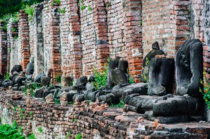 Row Of Buddhas In Wat Maha That Ayuthaya Thailand (Wat Maha That, Айютайя, Таиланд.)