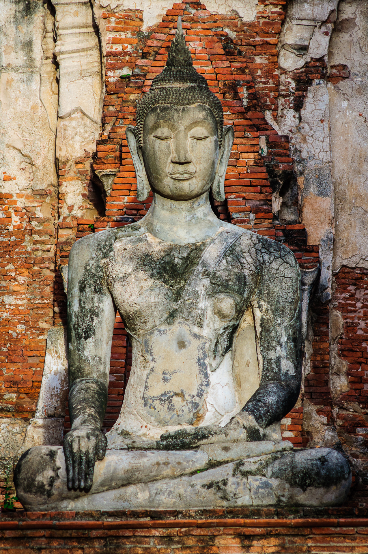 Статуя Будды на восходе солнца