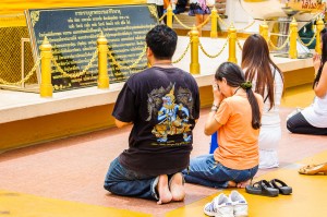 Praying Thais On The Golden Mountain (Золотая гора или Phukhao Thong, Бангкок.)