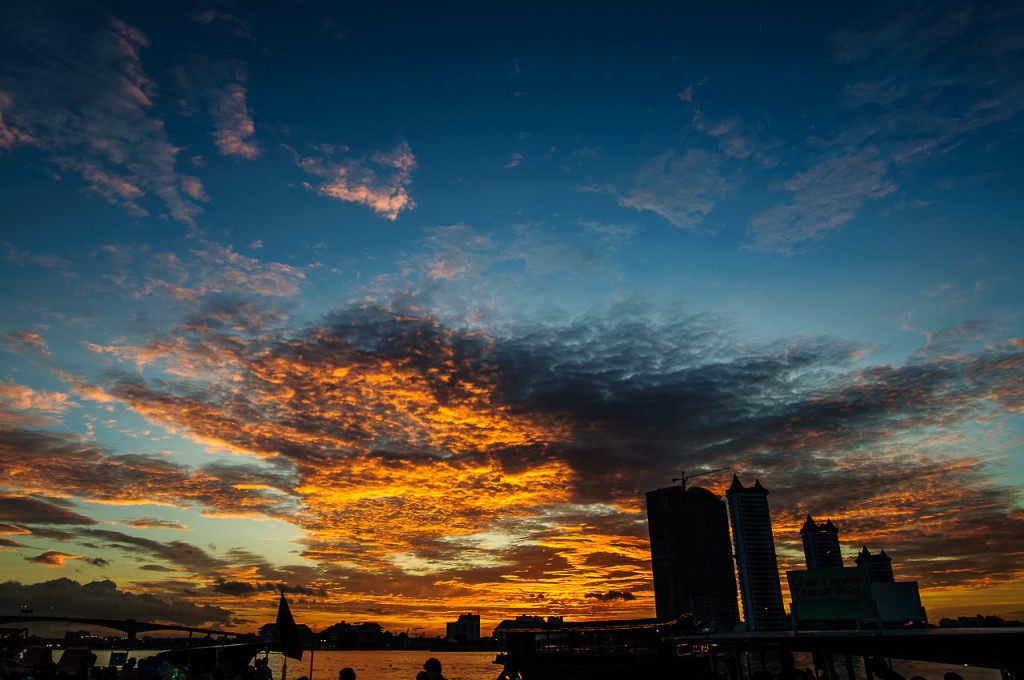 Закат на причале Asiatique the Riverfront, Бангкок.