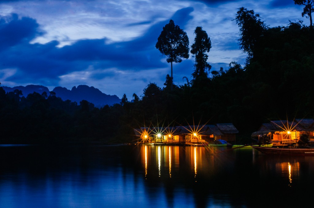 Плавучий отель Putawan перед наступлением темноты.