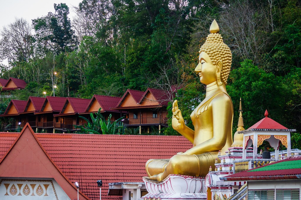 Золотой Будда храма Wat Khao Rang.