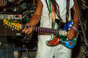 Job2do In Reggae Bar Nai Harn Report Banjob Polin With Guitar (Job2Do — тайское рэгги высшей пробы)