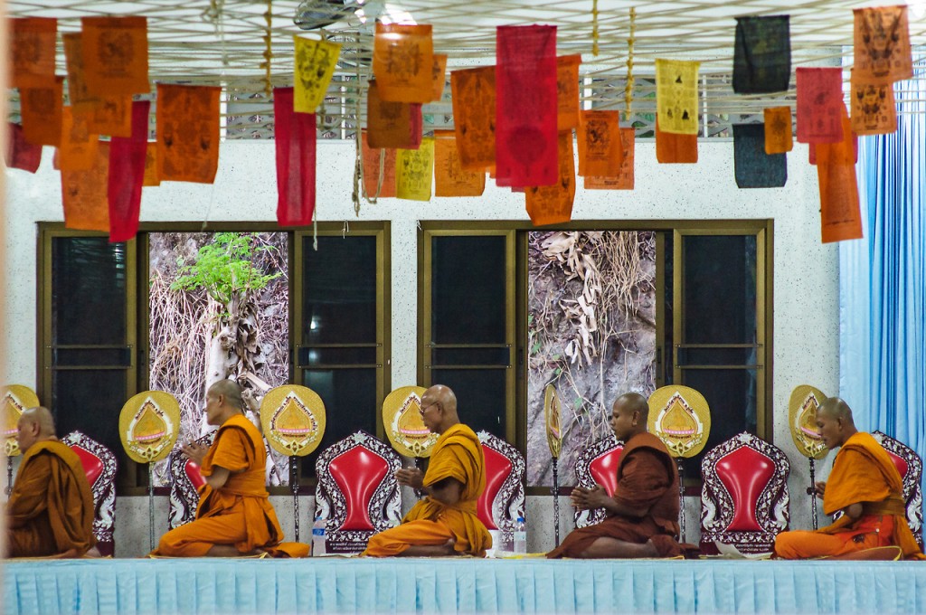 Вечерняя молитва в Wat Khao Rang, Phuket, Thailand