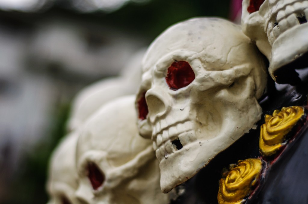 Ожерелье из черепов бога Смерти в храме Khao Rang.