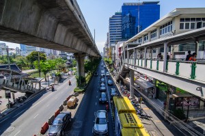 Sukhumvit Rd (Парк Benjakiti и улицы Бангкока.)