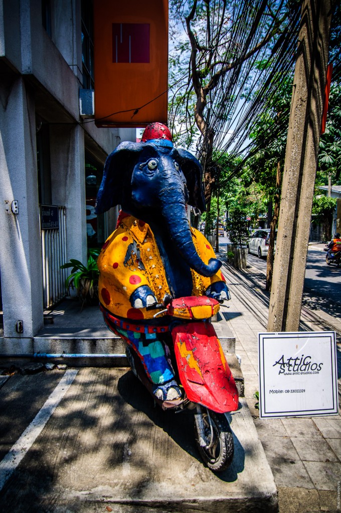 Арт-слон на улице Бангкока.