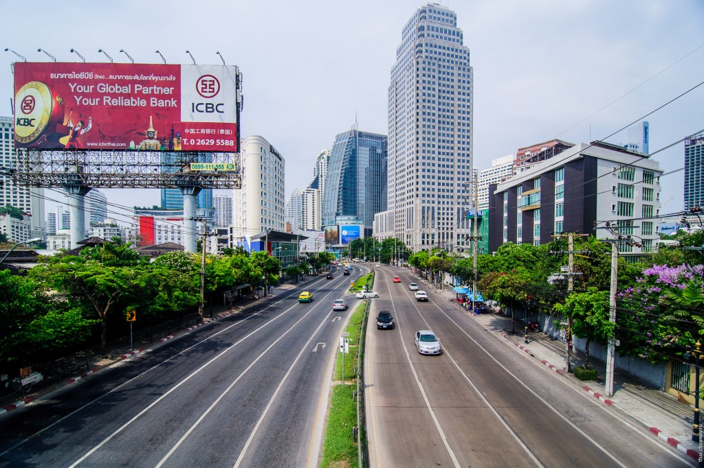 Вид на Бангкок с пешеходного моста.