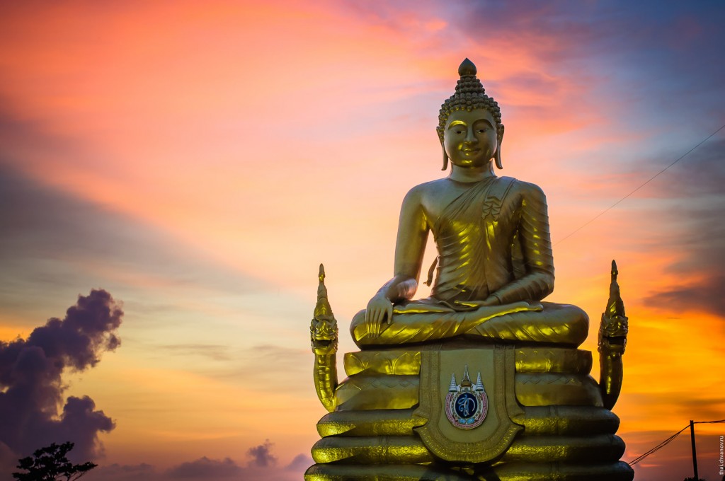 Не такой большой, но золотой, Будда на закате.