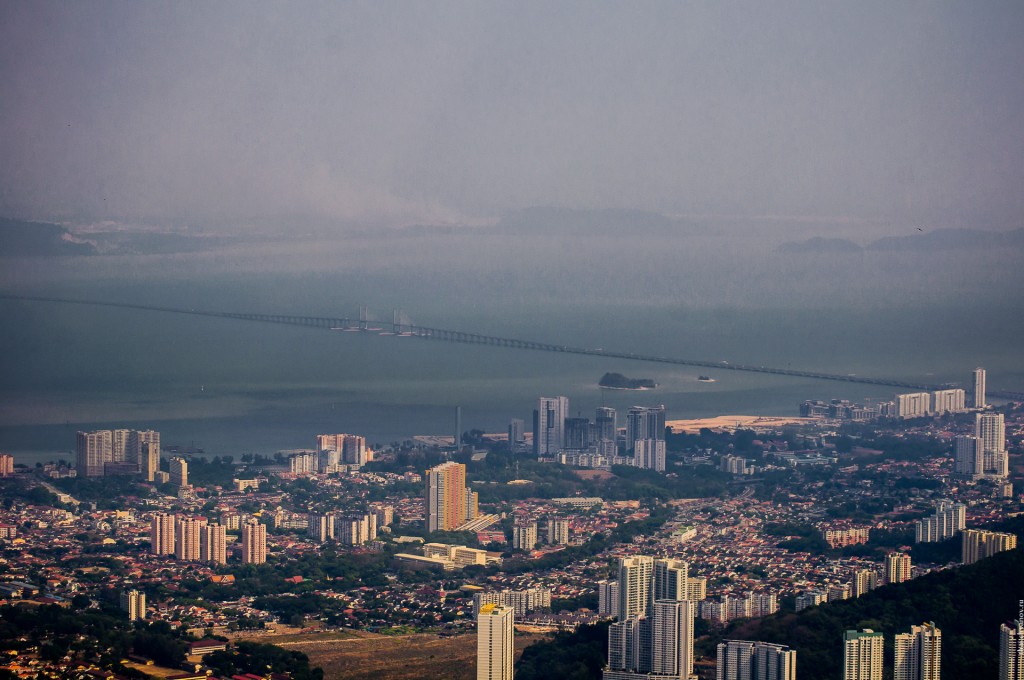 Если приглядеться, то можно рассмотреть мост, соединящий остров Пенанг с материковой частью Малайзии.