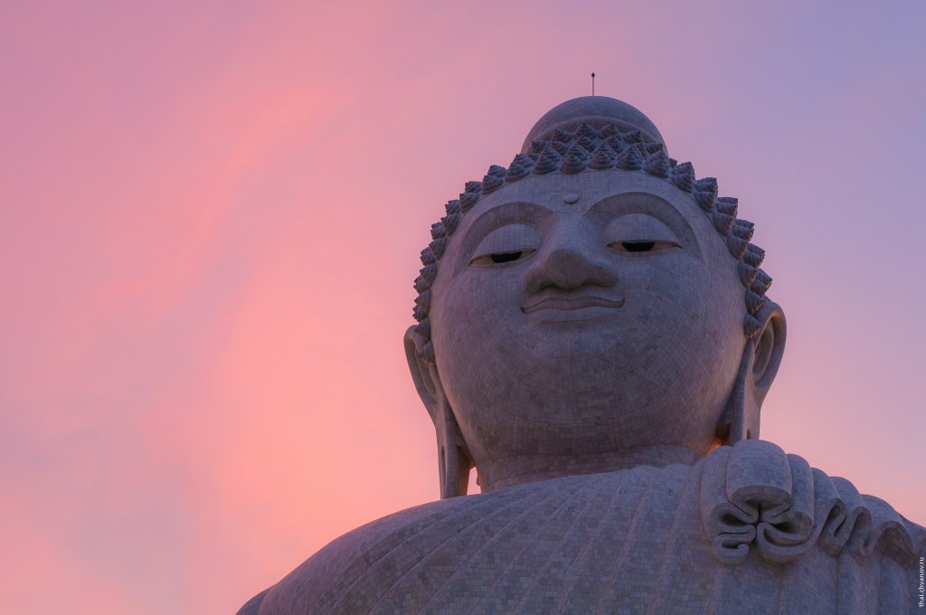 Большой Будда на закате.