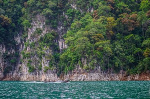 Лодка на фоне скал Чао Лана, для понимания масштаба (Тайский Гуйлинь и красоты озера Чао Лан.)