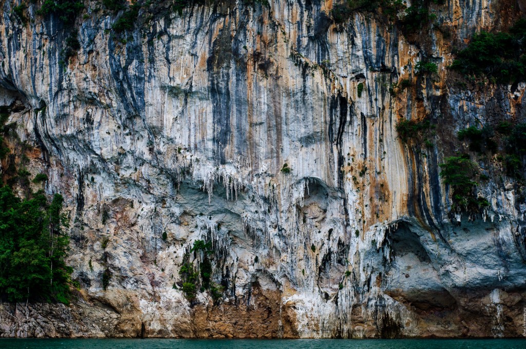 Скалы, окружающие озеро Чао Лан