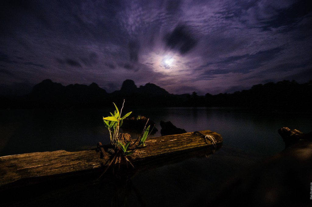 Ночной пейзаж озера Чао Лан