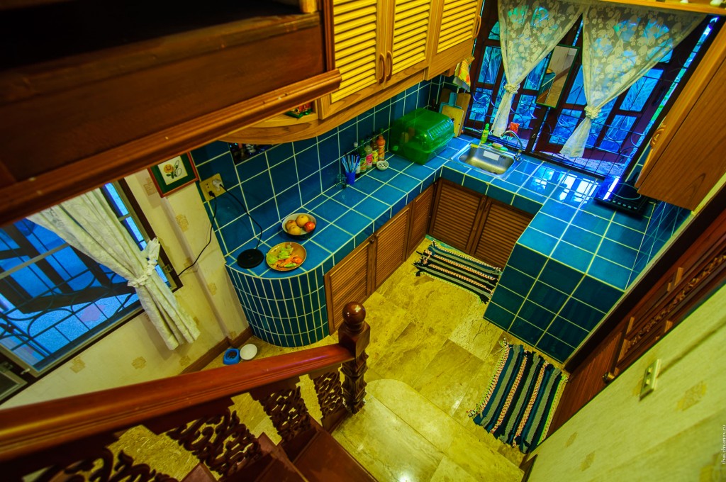 Вид на кухню с лестницы.