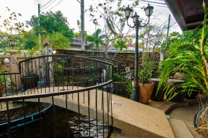 Our House In Thailand Pond Bringe (Дом в котором я живу.)